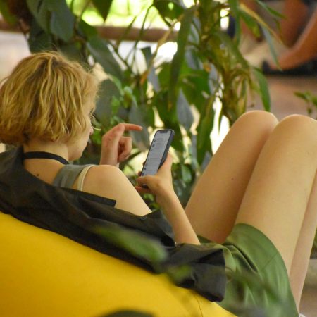Phone body: Το σώμα μας αλλάζει από την χρήση κινητού χωρίς να το καταλάβουμε
