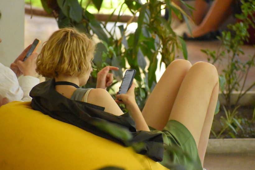 Phone body: Το σώμα μας αλλάζει από την χρήση κινητού χωρίς να το καταλάβουμε