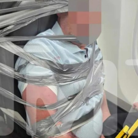 Έδεσαν με μονωτική ταινία επιβάτη στο κάθισμά του μετά από ρaτσιστικό και ομοφοβικό αμόκ