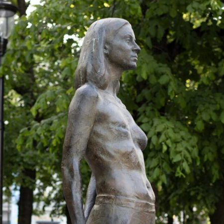 «Cecilie»: Μια μπρούτζινη γυναίκα στο Όσλο σπάει το ταμπού της μαστεκτομής