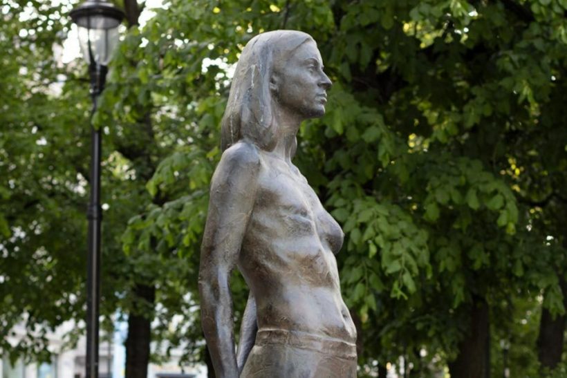 «Cecilie»: Μια μπρούτζινη γυναίκα στο Όσλο σπάει το ταμπού της μαστεκτομής