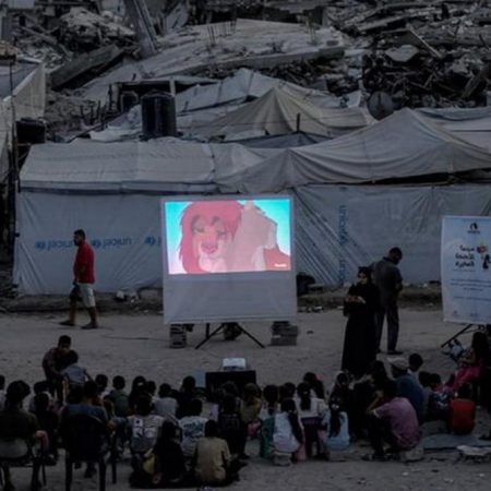Παιδιά στη Γaζa βλέπουν τον «Lion King» ανάμεσα στα συντρίμμια