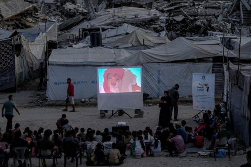 Παιδιά στη Γaζa βλέπουν τον «Lion King» ανάμεσα στα συντρίμμια