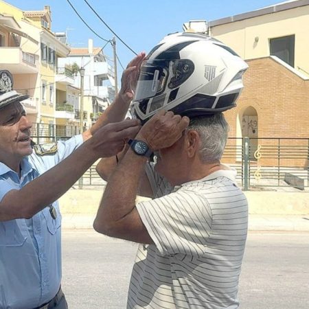 Στη Ζάκυνθο η τροχαία αντί για πρόστιμα μοίρασε κράνη κι αυτό είναι φοβερά κουλ