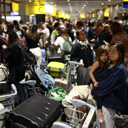 Χάος στα αεροδρόμια του Λονδίνου: Επιβάτες εγκλωβισμένοι 8 ώρες και βαλίτσες πεταμένες παντού