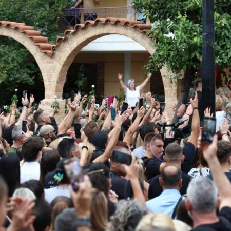Η Νίκαια ξενύχτησε για τον Μαζωνάκη και η παλιά του γειτονιά τραγούδησε για εκείνον