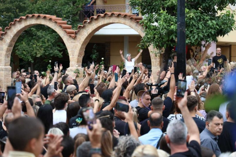 Η Νίκαια ξενύχτησε για τον Μαζωνάκη και η παλιά του γειτονιά τραγούδησε για εκείνον