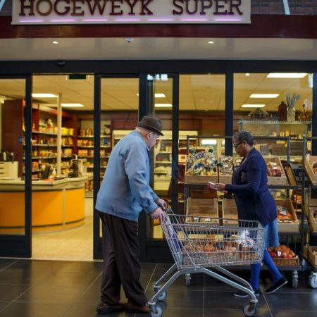 Στην Ολλανδία έφτιαξαν ένα κουλ χωριό για να ζουν μαζί οι άνθρωποι με άνοια