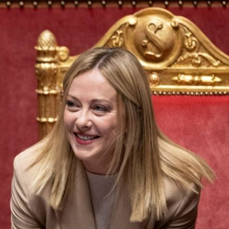 Η Μελόνι απαγορεύει την μπούρκα στα σχολεία, μειώνει τους μετανάστες μαθητές και γενικά, όλα λάθος