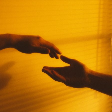 Η αμοιβαιότητα δεν είναι να δίνουμε το ίδιο· είναι να μη νιώθει κανείς μόνος
