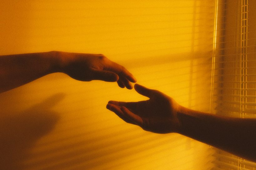 Η αμοιβαιότητα δεν είναι να δίνουμε το ίδιο· είναι να μη νιώθει κανείς μόνος