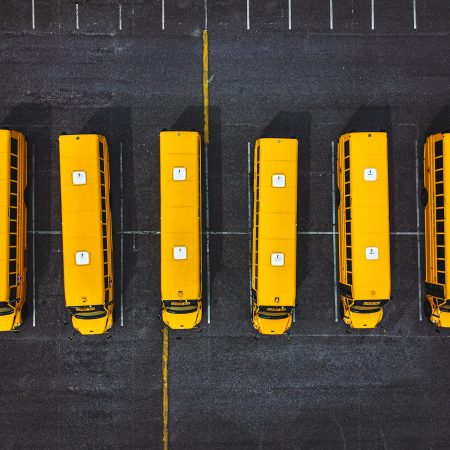 2 νήπια ήταν για 5 ώρες ξεχασμένα σε ένα παρκαρισμένο λεωφορείο και τα βρήκαν τυχαία!