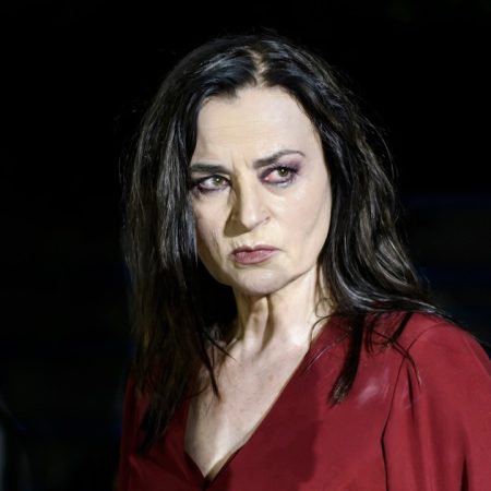 Καρυοφυλλιά Καραμπέτη: Ξαναγίνεται “Μήδεια” για κάθε γυναίκα που κακ0ποιείται