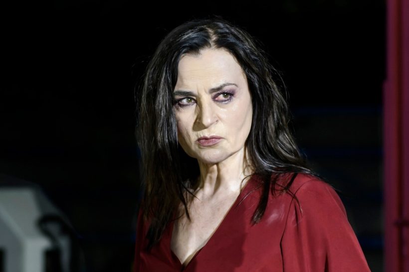Καρυοφυλλιά Καραμπέτη: Ξαναγίνεται “Μήδεια” για κάθε γυναίκα που κακ0ποιείται