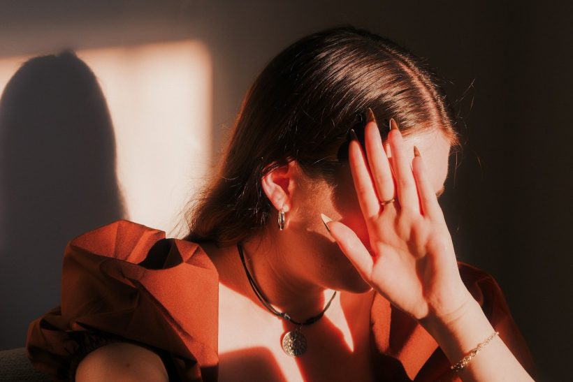 Τύπος επιμένει ότι δικαίως ξυλοκόπησε «λίγο» τη σύζυγό του γιατί «δε σταματάει να μιλάει»