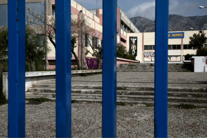 Οι μαθητές του 2ου Γυμνασίου Ηλιούπολης είπαν το τελευταίο αντίο στη διευθύντριά τους