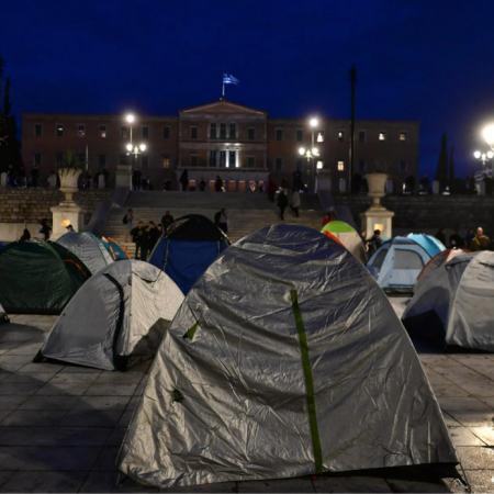 Φοιτητές έστησαν σκηνές στο Σύνταγμα γιατί τα ενοίκια δεν παλεύονται πια