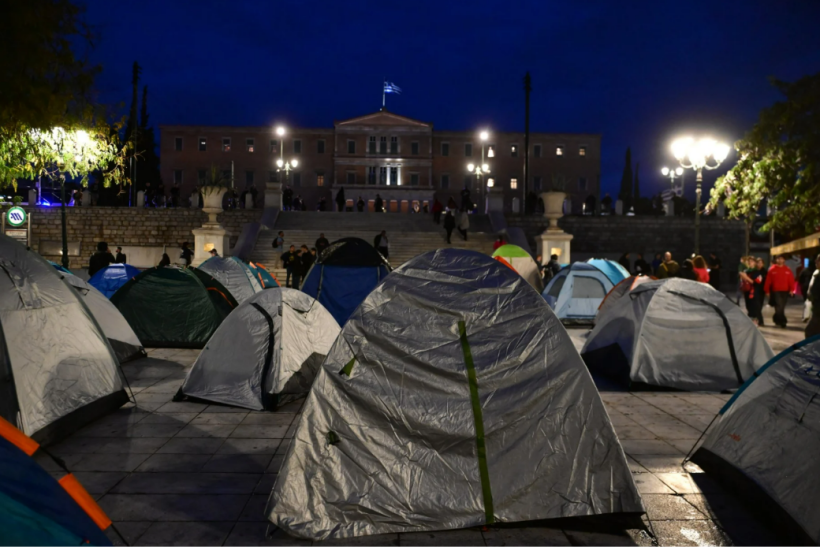 Φοιτητές έστησαν σκηνές στο Σύνταγμα γιατί τα ενοίκια δεν παλεύονται πια