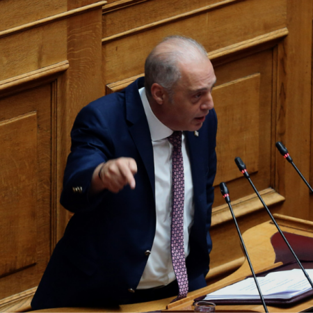 Βελόπουλος δείχνει φωτογραφίες με κόκαλα από βόδια στη Βουλή και λέει ότι είναι των νeκρών απ' τα Τέμπη