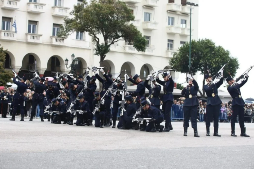 Η Μπάντα του Πολεμικού Ναυτικού έπαιξε Μαζώ στην Αριστοτέλους γιατί αυτός ήταν