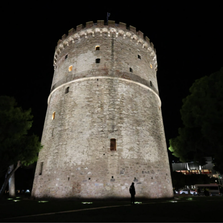 Εν τω μεταξύ, χθες φώτισαν τον Λευκό Πύργο και τον έκαναν χειρότερο από πριν!