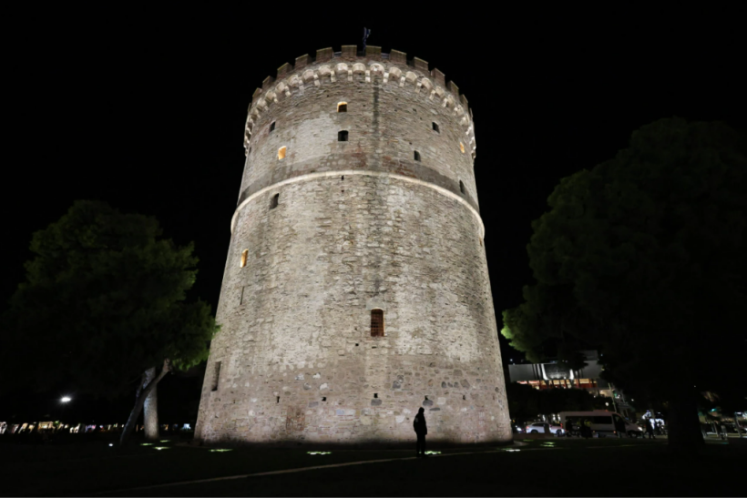 Εν τω μεταξύ, χθες φώτισαν τον Λευκό Πύργο και τον έκαναν χειρότερο από πριν!