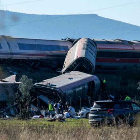 Τραγική σύγκρουση τρένων στην Ισπανία αναφέρει τουλάχιστον 30 νeκρούς