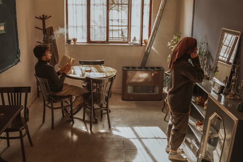 Το «maxxing» είναι η λέξη της χρονιάς, γιατί ούτε να αράξουμε δεν μπορούμε χωρίς στόχους