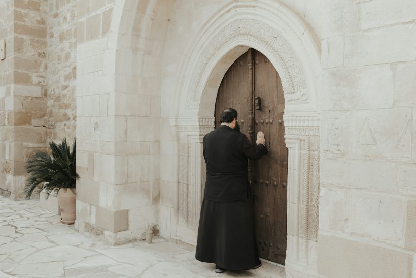 Γλυκό αυτοφωράκι σε τραγόπαπα που απειλούσε πρώην του για γuμνές της φωτογραφίες
