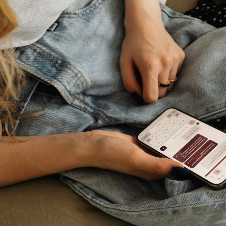 Το dating app σου δείχνει ανθρώπους, απλά για κάποιο λόγο είναι ήδη σε σχέση