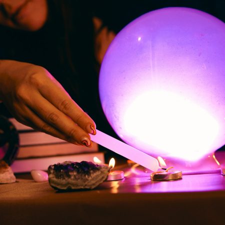Η Gen Z αγοράζει ερωτικά ξόρκια online και σχεδόν οι μισοί λένε ότι έπιασαν