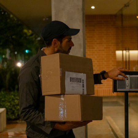 Δε θα μπορούμε πια να δίνουμε μετρητά στους κούριερ- γιατί αυτό μας μάρανε τώρα