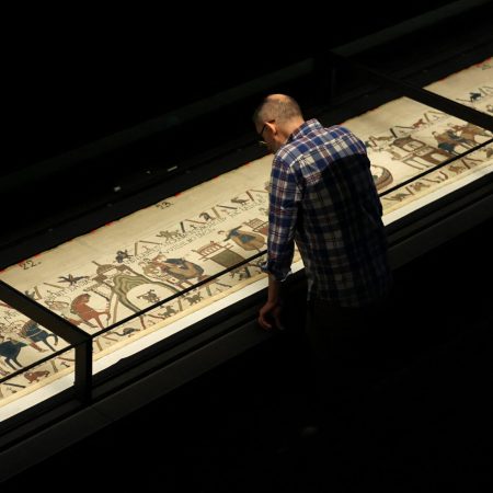 Guardian: «Αφού η Ταπισερί της Μπαγιέ επιστρέφει στη Γαλλία, γιατί κρατάμε τα Γλυπτά του Παρθενώνα;»