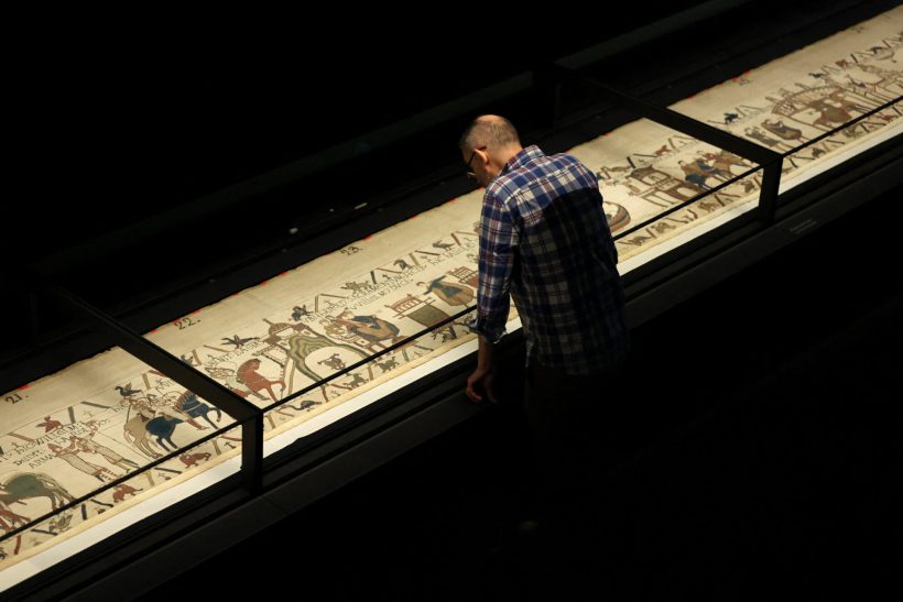 Guardian: «Αφού η Ταπισερί της Μπαγιέ επιστρέφει στη Γαλλία, γιατί κρατάμε τα Γλυπτά του Παρθενώνα;»