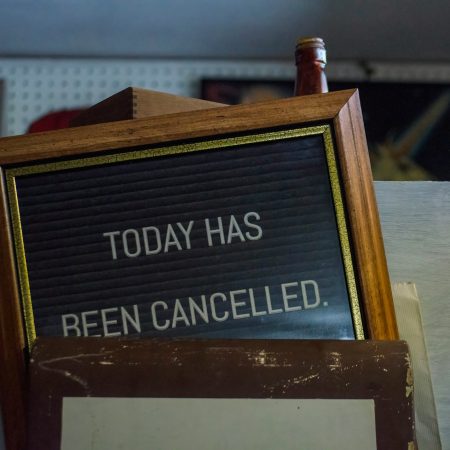 The joy of cancelled plans: 4 λόγοι που το «ακυρώνεται» είναι για πολλούς η πιο ερωτική λέξη