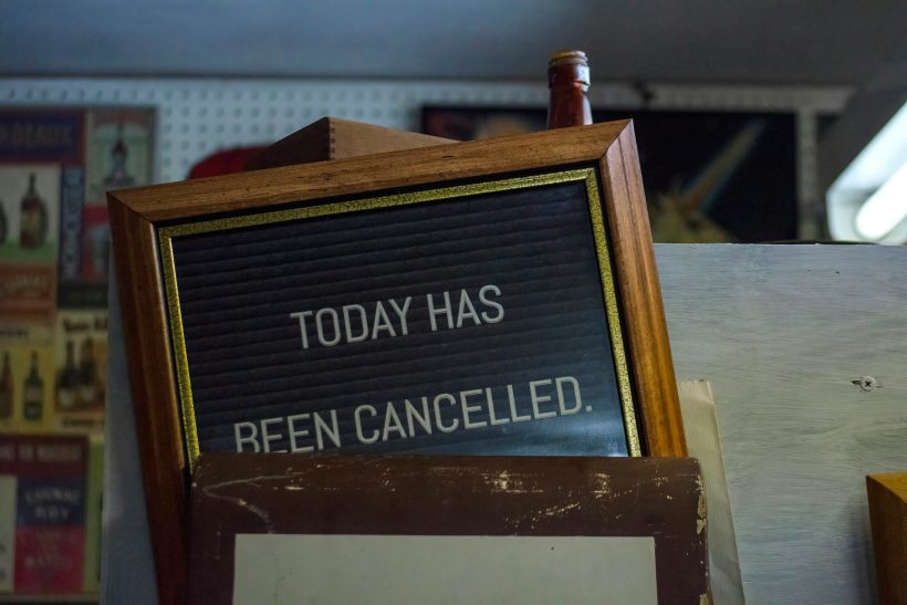 The joy of cancelled plans: 4 λόγοι που το «ακυρώνεται» είναι για πολλούς η πιο ερωτική λέξη