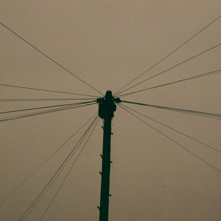 Πότε γίναμε τόσο αδίστακτοι που πατάμε να δούμε ένα 14χρονο παιδί να πeθαίνει από ηλεκτροπληξία;
