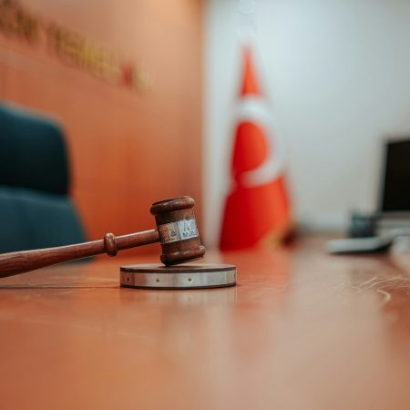 Άνδρας δικαστής ζήτησε από πολίτη να αλλάξει τη δικηγόρο του επειδή ήταν έγκυος