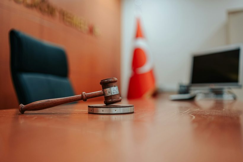 Άνδρας δικαστής ζήτησε από πολίτη να αλλάξει τη δικηγόρο του επειδή ήταν έγκυος