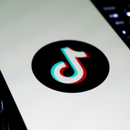 50% των Ελλήνων 30άρηδων έχουν κολλήσει παθολογικά με το τικτοκ